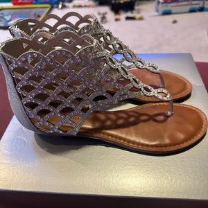 GREAT CONDITION Women’s thong sandals with back zipper closure - size 8.5.